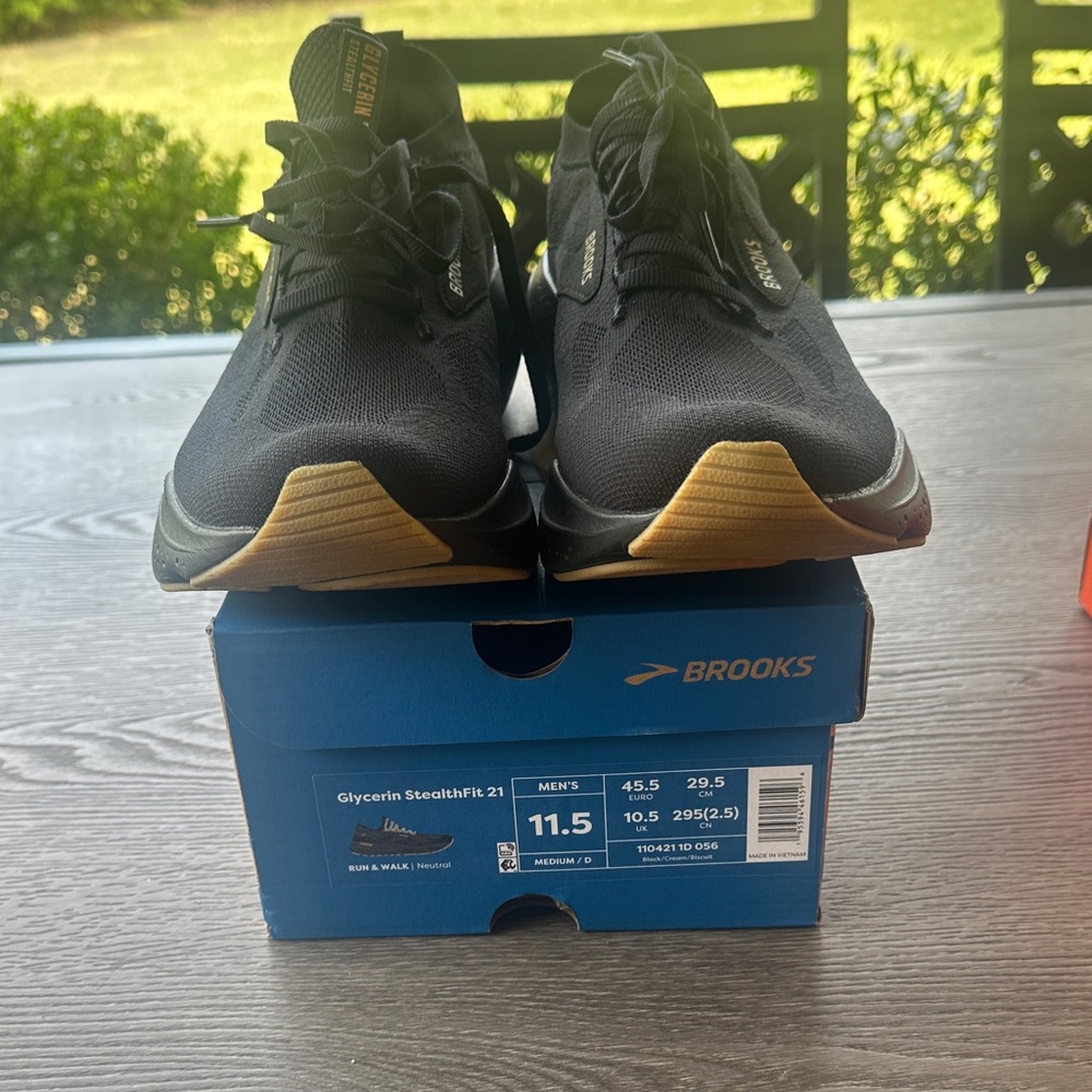 Brooks Men's Black and Gold Athletic Shoes